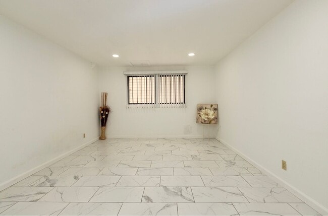 Building Photo - Beautiful Home in Royal Summit