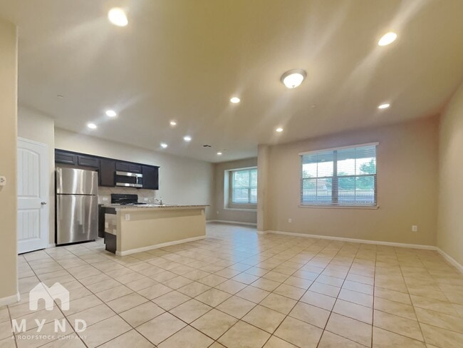 Building Photo - 2880 Donnell Dr