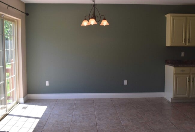 Building Photo - Gorgeous Split Foyer Home!