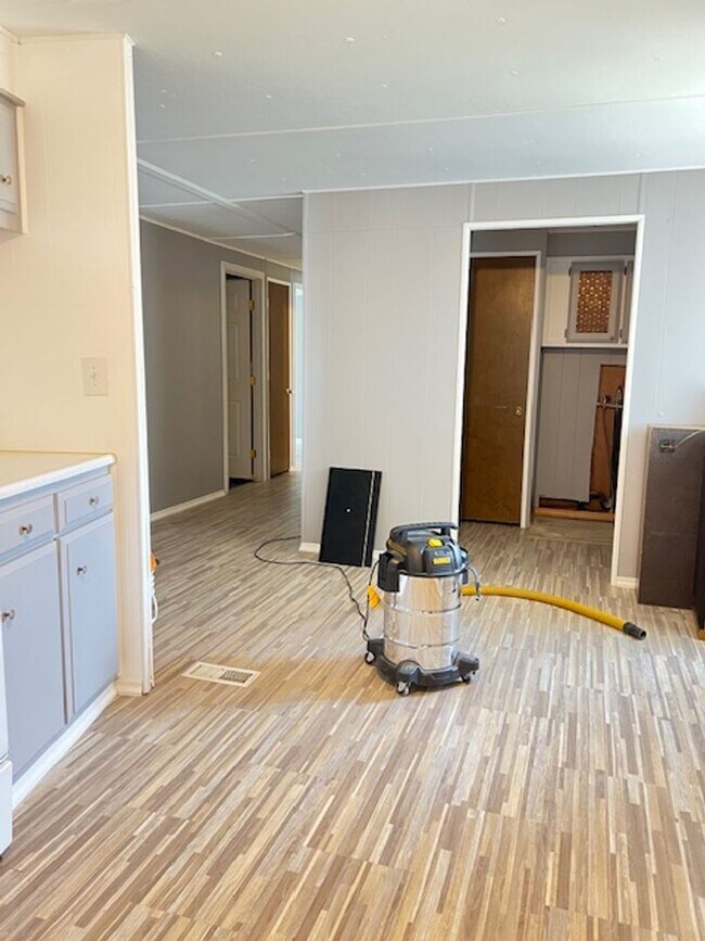 Building Photo - 4 Bedroom, 2 Bathroom Trailer House For Rent In Burley, ID
