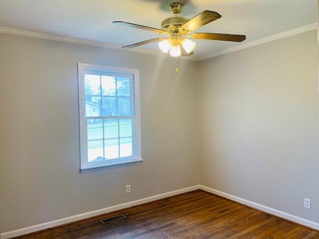 Building Photo - Welcome home! 3 bed, 1.5 bath, newly renov...