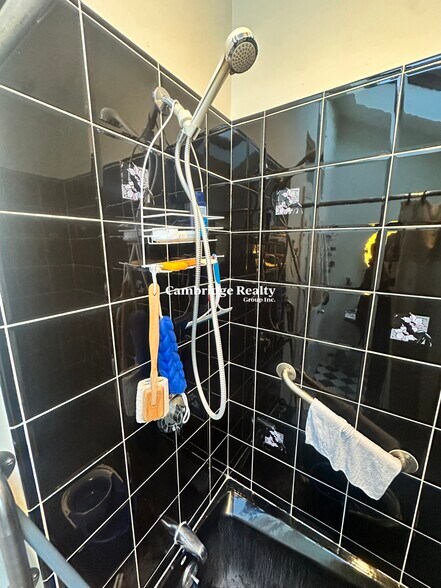 Building Photo - 147 Willow Ave