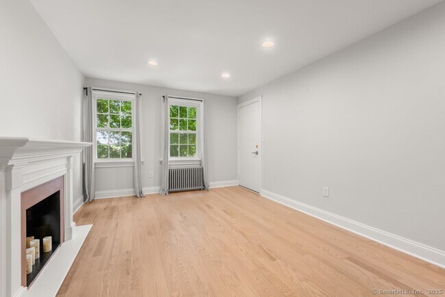 Building Photo - 10 Clarmore Dr
