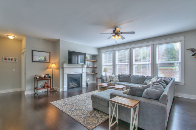 Building Photo - 1113 Camden Cir