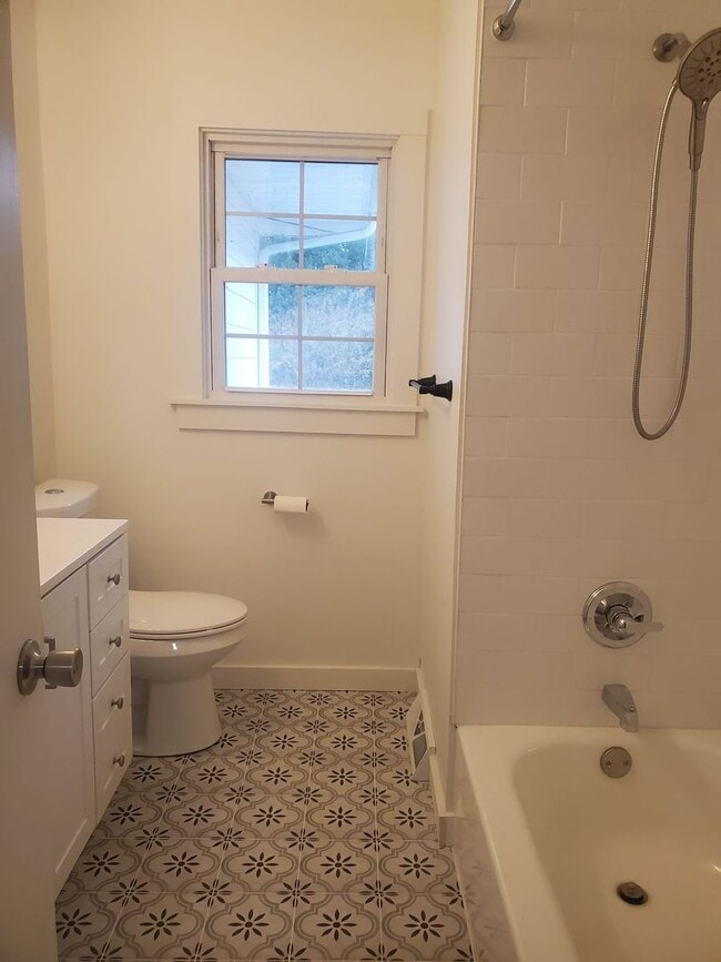Building Photo - Newly Renovated 3 bedroom Single Family Ho...
