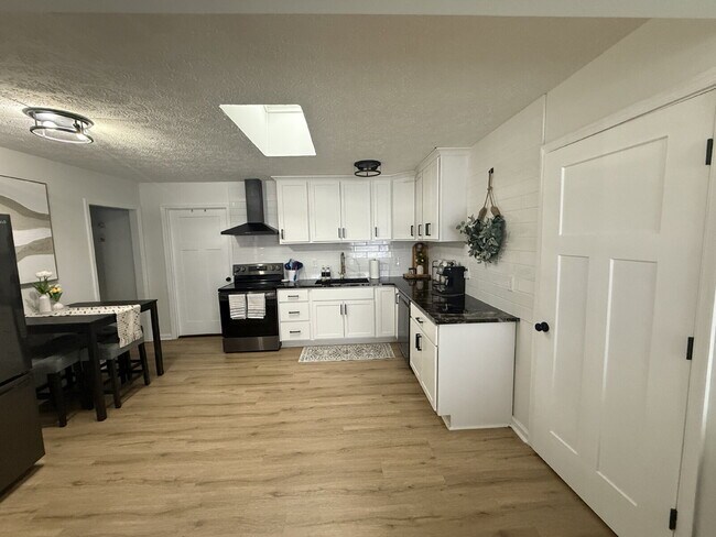 Building Photo - Furnished Home in Madison Heights available through October 31, 2026.