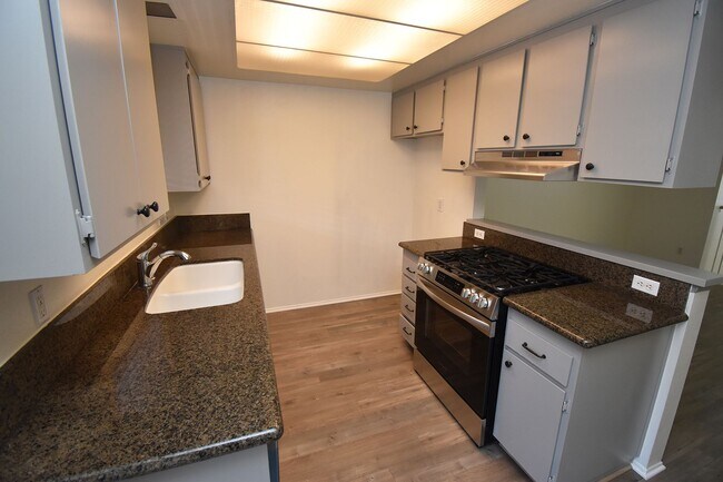 Building Photo - Gorgeous 2 Bedroom Condo