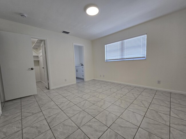 Building Photo - 800 Ibis Way