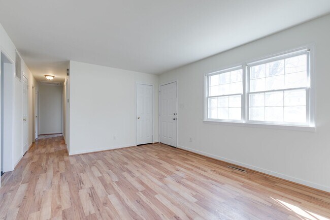 Building Photo - Beautiful Brick Ranch Available For Rent - Pets are welcome!!!