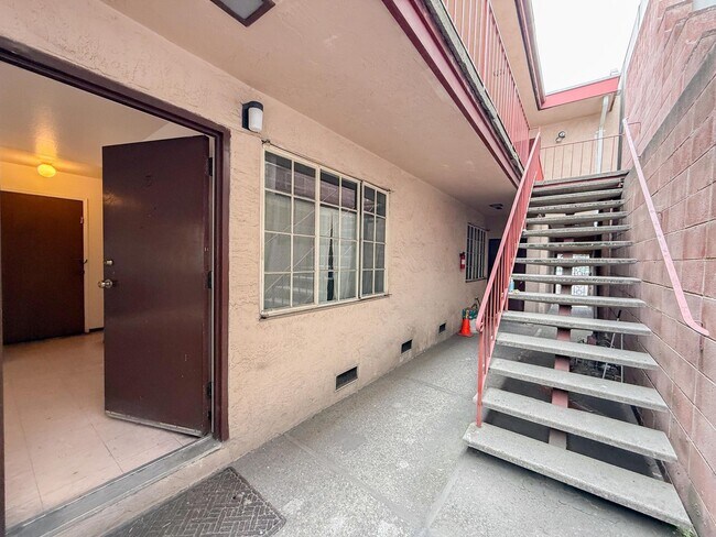 Building Photo - 725 Harrison St