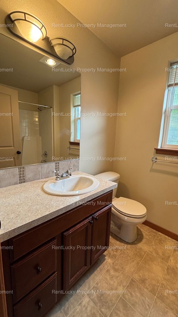 Building Photo - Beautifully Updated 3-Bedroom Home in Lynnwood – Convenient & Move-In Ready!