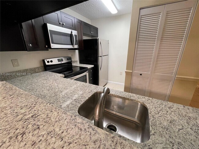 Building Photo - 1204 Glenmoor Dr