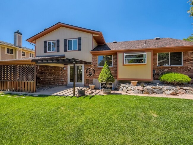 Building Photo - Charming 4 Bedroom 2.5 Bath in Lakewood!