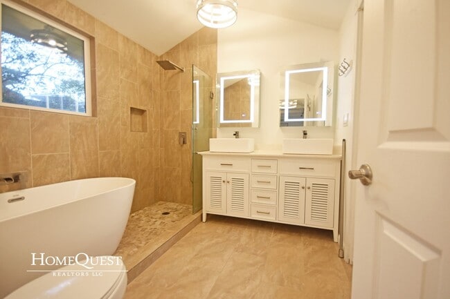 Building Photo - Live in Kailua Town!  Pet Friendly 3/2 wit...