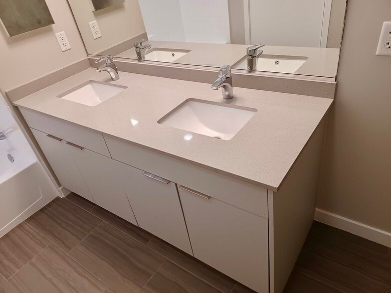 Building Photo - 353 E Bonneville Ave