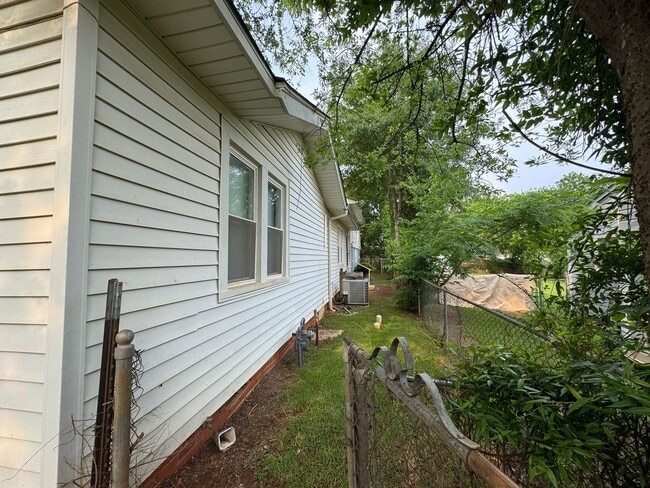 Building Photo - 2-bed/1-bath Downstairs unit!