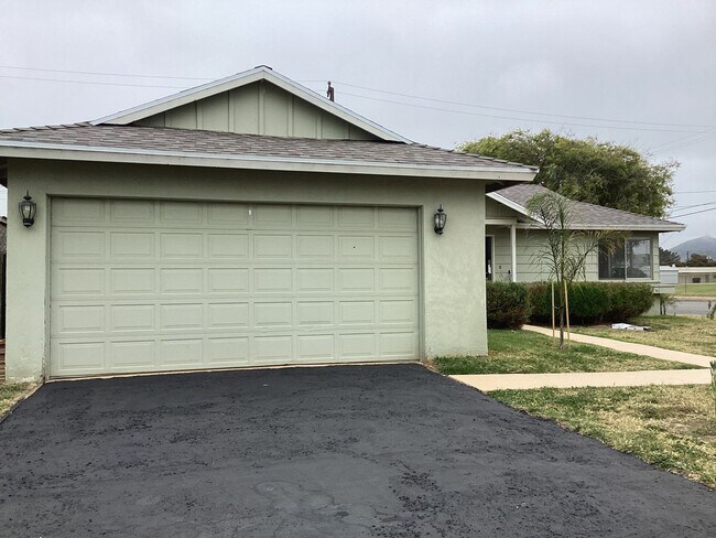 Building Photo - Single Story Updated Pet Friendly Home