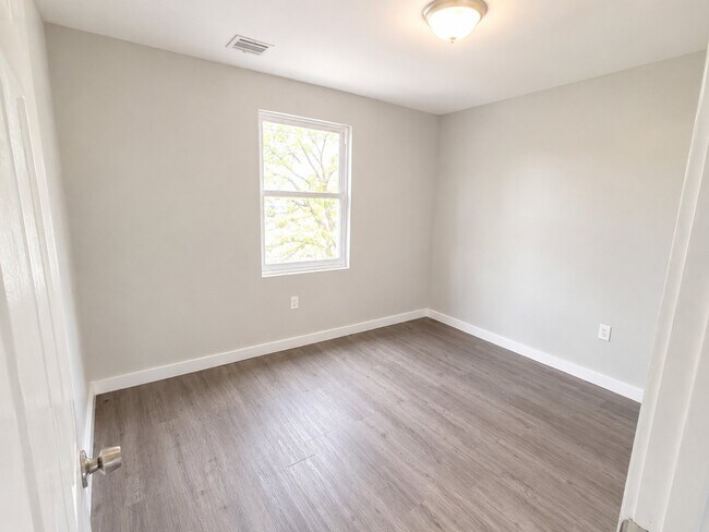 Building Photo - 182 Brookdale Ave