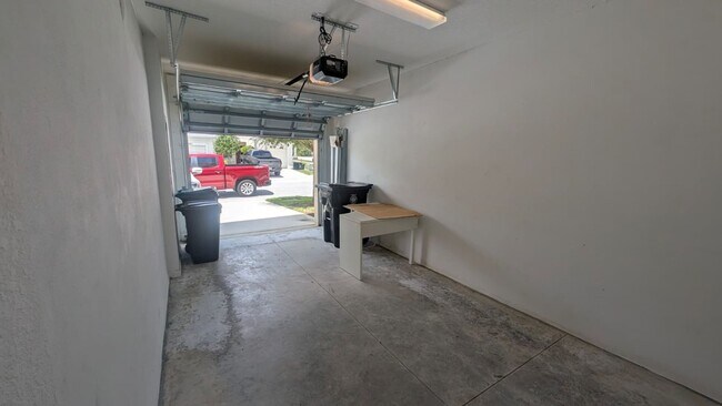Building Photo - Spacious Townhome in Desirable Vizcaya Falls 3-bedroom, 2.5-bath townhome