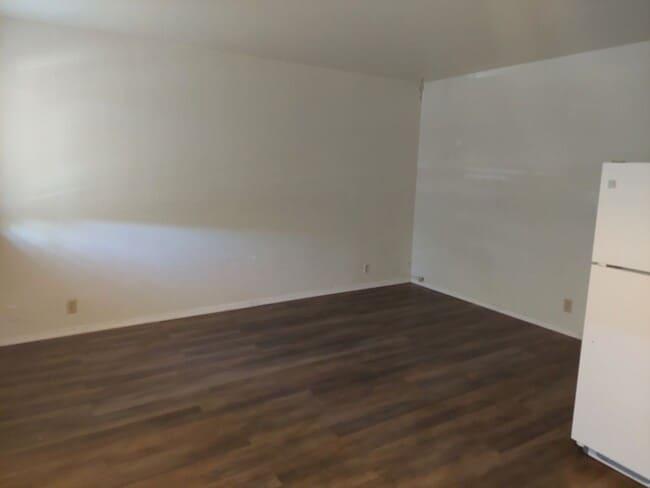 Building Photo - One bedroom apartment near Stateline