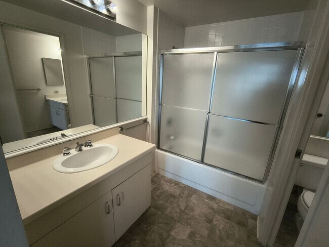 Building Photo - 1BD/1BATH Condo Available in Pacific Park Plaza