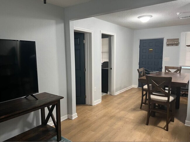 Building Photo - 1212 Doris Ave