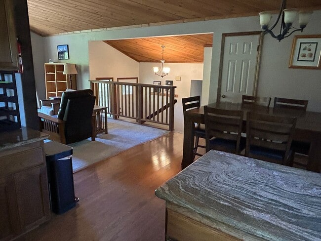 Building Photo - Rare short term lease with this 3/2 in Lake of the PInes - May or June-October