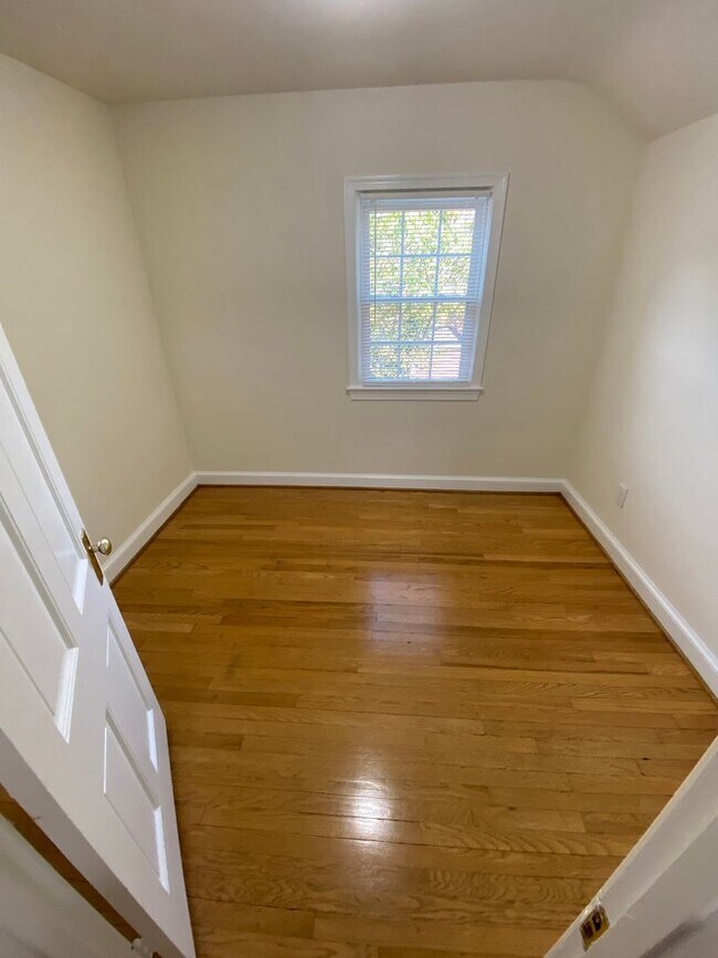Building Photo - 3 Bed Brick Colonial Just Blocks from Red ...