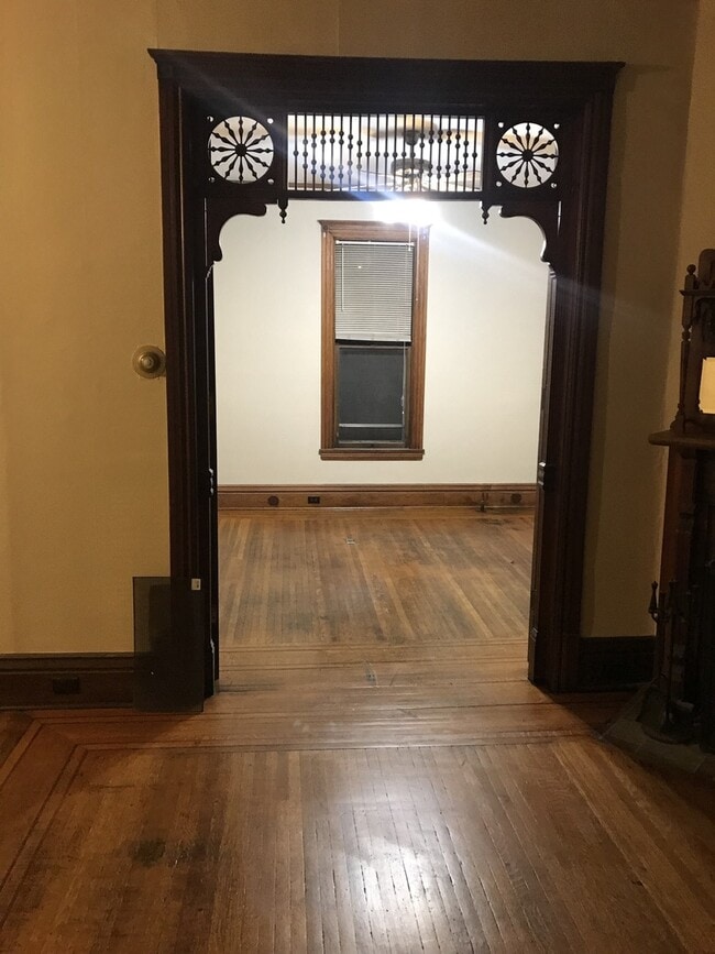 Building Photo - Beautiful 5 Bedroom 2 Bathroom Home in South Minneapolis!