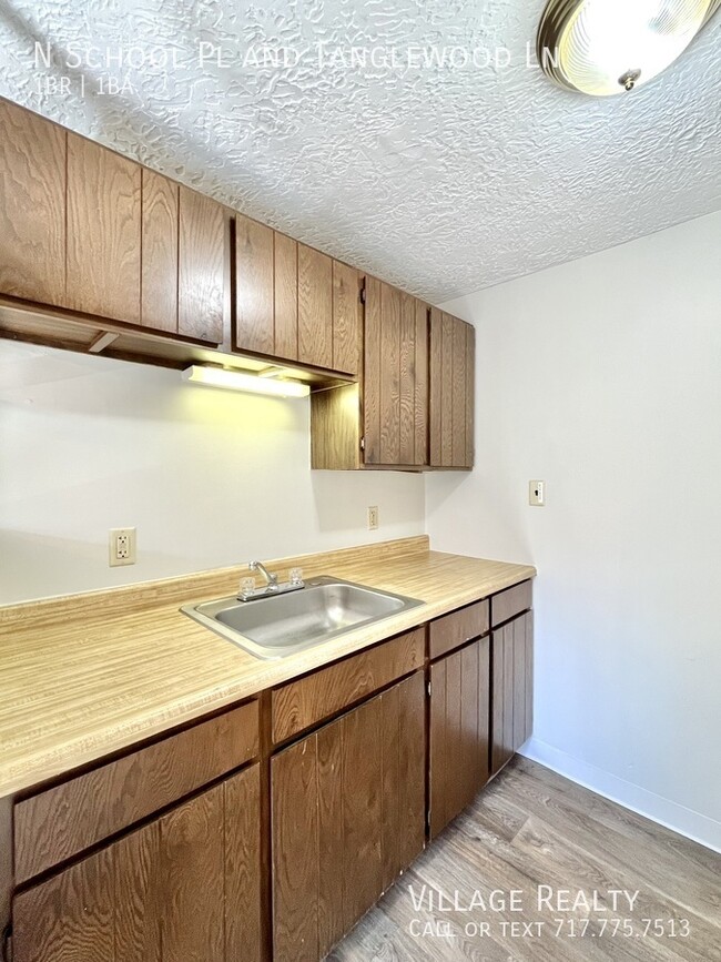 Building Photo - MOVE-IN READY! Top Floor! Roomy 1-Bed with...