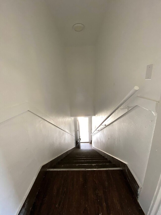 Building Photo - Two Bed, One Bath Apartment Located Downtown