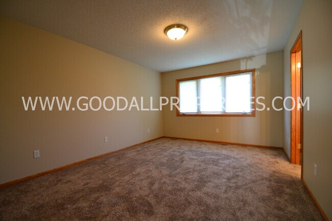 Building Photo - 4 Bedroom, 2.5 Bathroom Home in Johnston