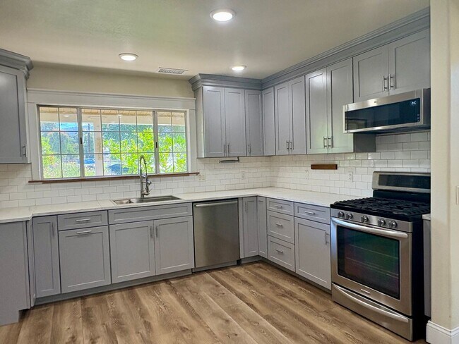 Building Photo - Single Family Home in Oak View!