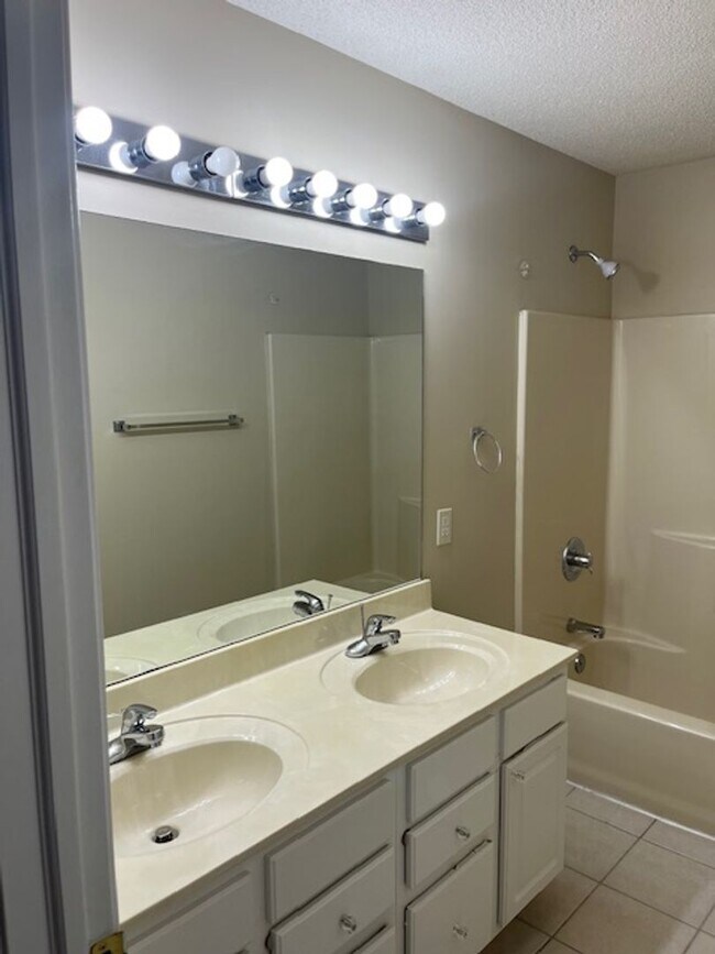 Building Photo - 2 bedroom, 1.5 bath Townhouse: Oaklawn Park!