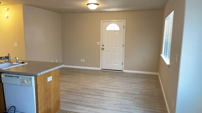 Building Photo - Clean and Updated 2 Bed, 2 Bath Upstairs Apartment in East Medford