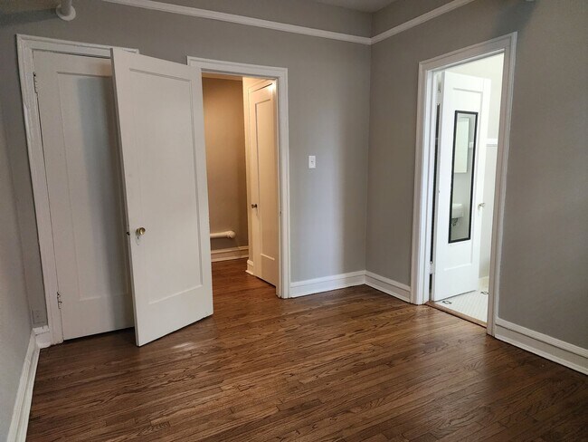 Building Photo - Recently Renovated East Rogers Park Garden...