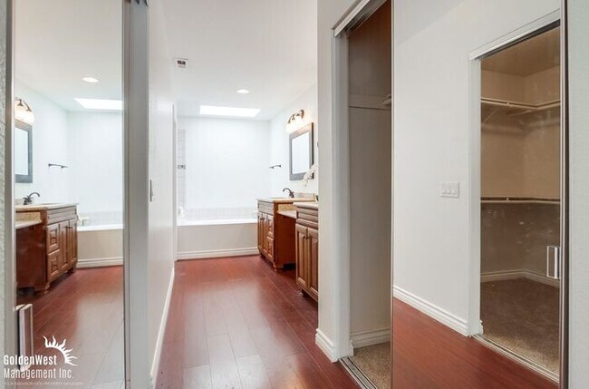 Building Photo - Elegant & Bright 2Bdm 2Ba Home in Vista Va...