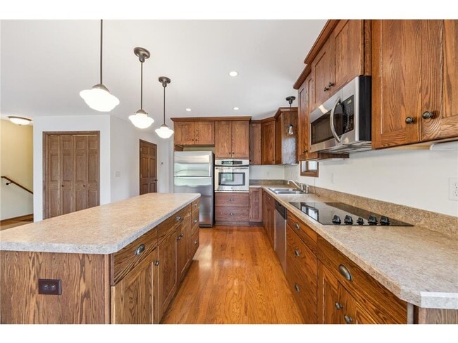 Building Photo - 551 Grand Hill