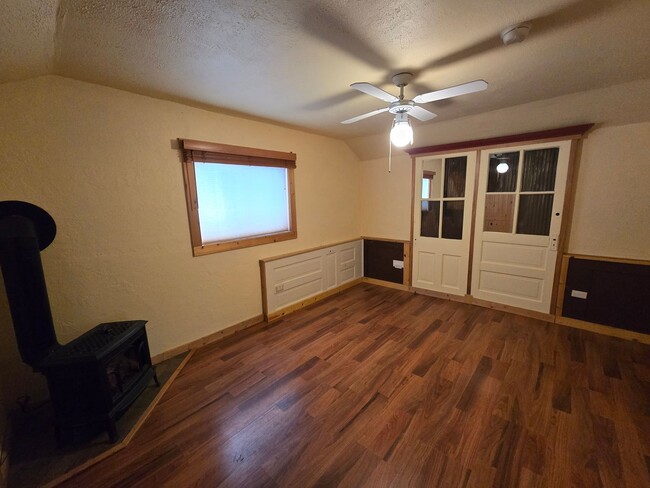 Building Photo - *LEASE PENDING* For Rent: 2 Bed/1 Bath Hom...