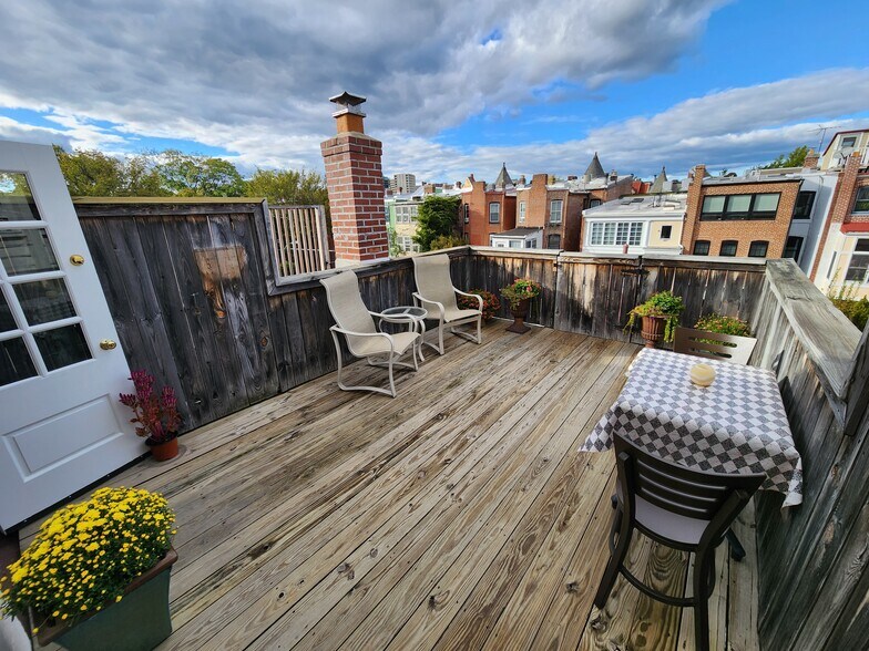 Building Photo - 1713 Riggs Pl NW