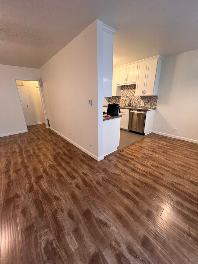 Living room, kitchen and breakfast area - 615 N Flores St