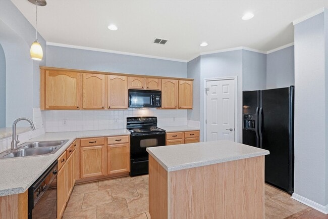 Building Photo - MOVE IN SPECIAL!