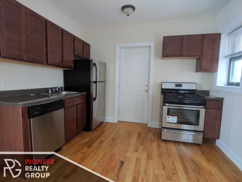 Building Photo - 3721 N Pine Grove Ave