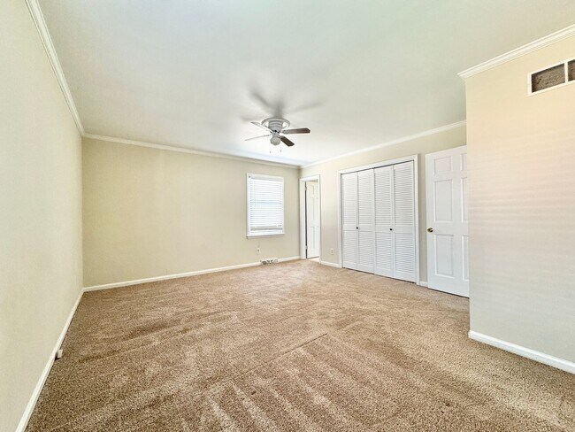 Building Photo - Spacious 3 Bedroom Home Convenient to New Garden