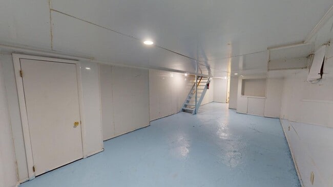 Building Photo - 4 BEDROOMS and 2 FULL BATHS House Availabl...