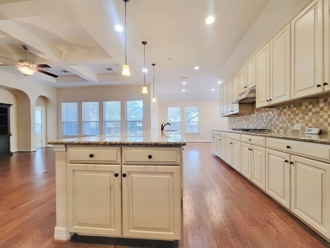 Building Photo - Large 3 Bedroom, 2.5 Bathroom Home – Fully Equipped Kitchen & Washer/Dryer Hookups