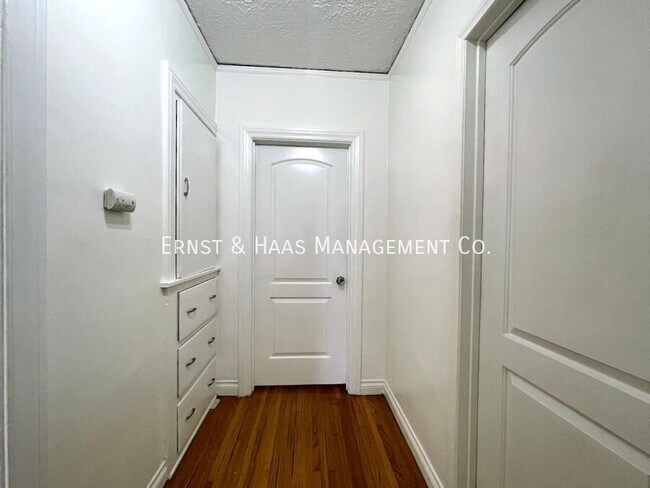 Building Photo - 1411 E Poppy St