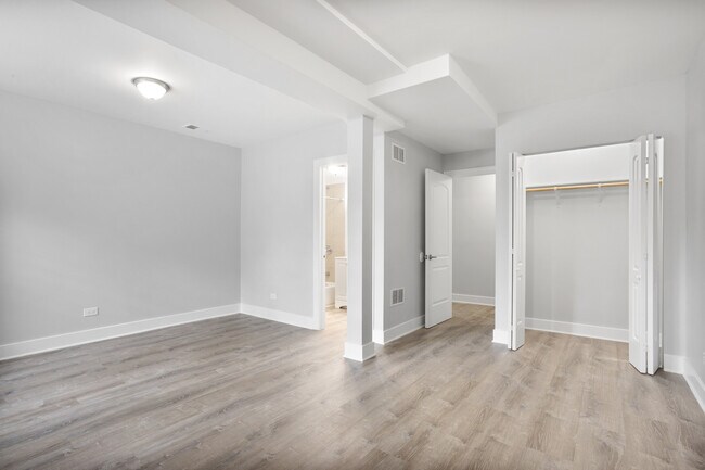 Building Photo - 7326 N Damen Ave