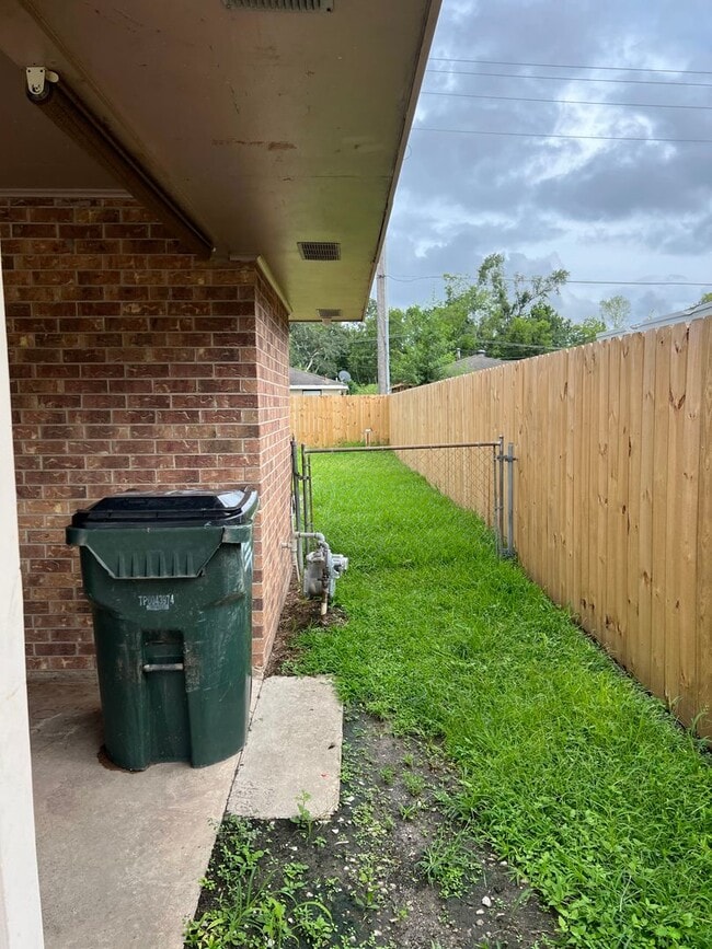 Building Photo - Spacious 4-Bedroom 2-Bathroom House
