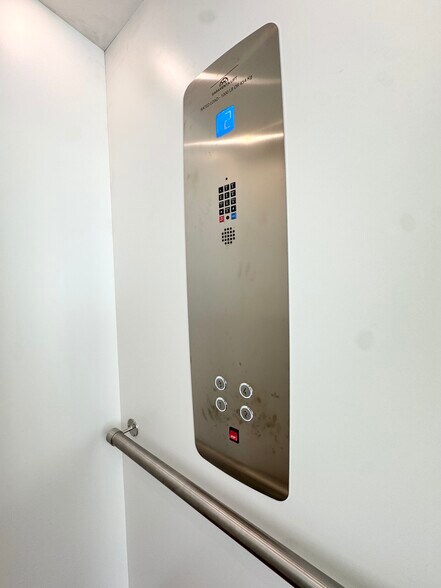 Building Photo - 4732 Mercier St